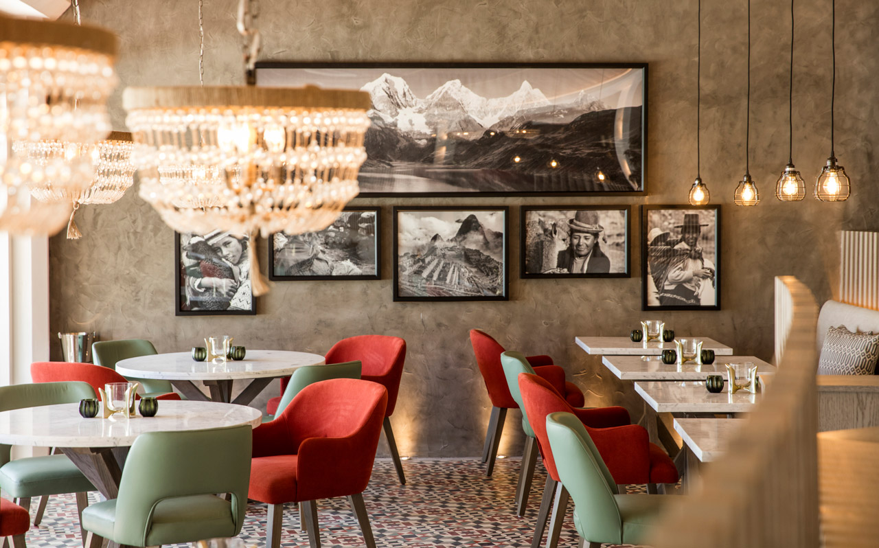 在INTI餐厅品尝特色秘鲁菜